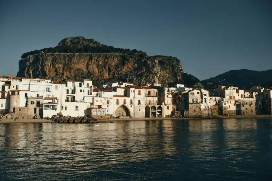 Spiaggia e mare dorato di Cefalù
